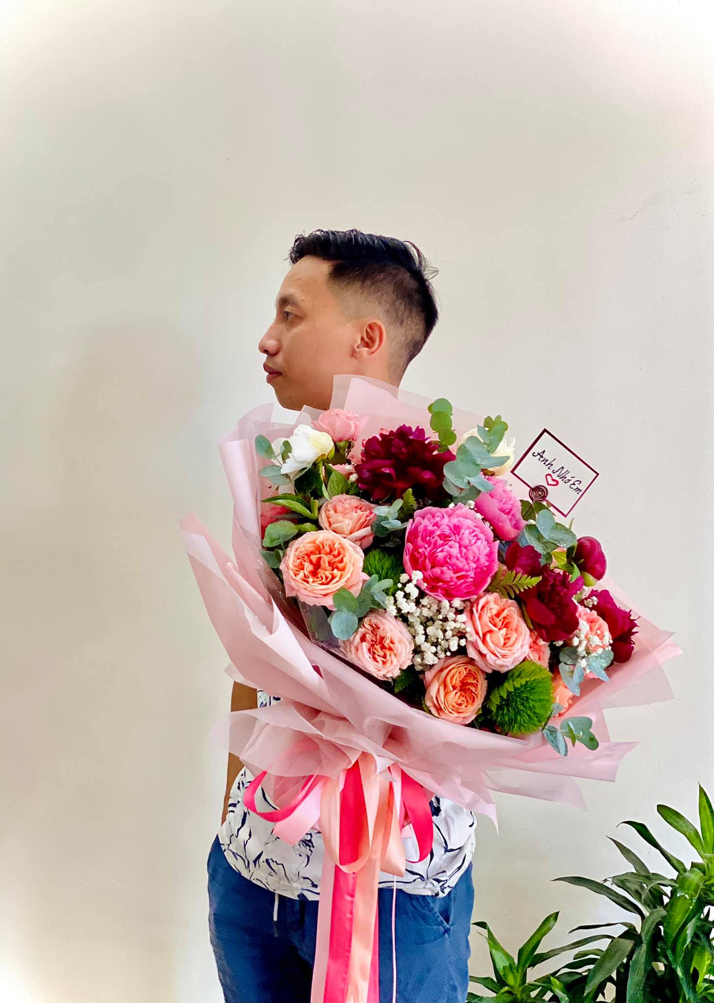 Người đàn ông có nên tặng hoa trong ngày đính hôn?